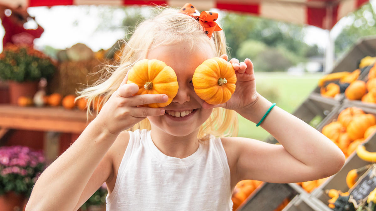 Harvest Tyme - girl with pumpkins