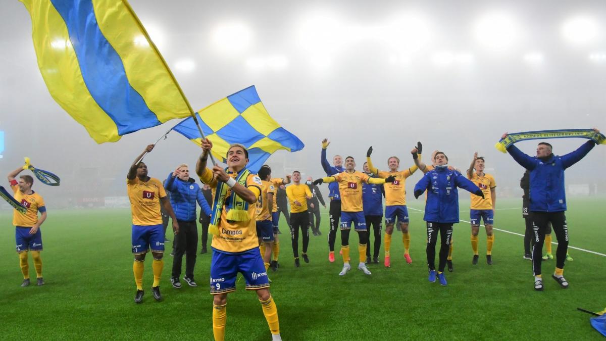 Glade fotballspillere fra Jerv feirer opprykk