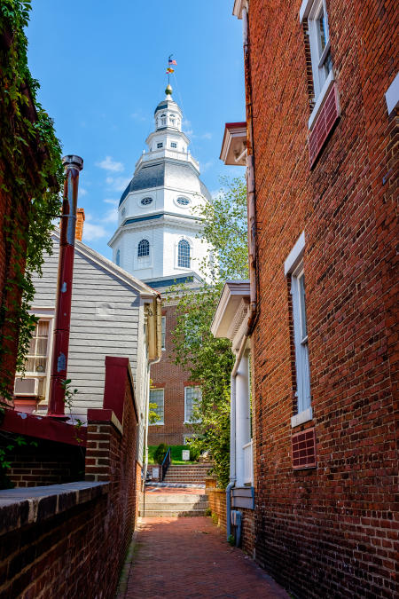 A view of the Maryland State House through an alley