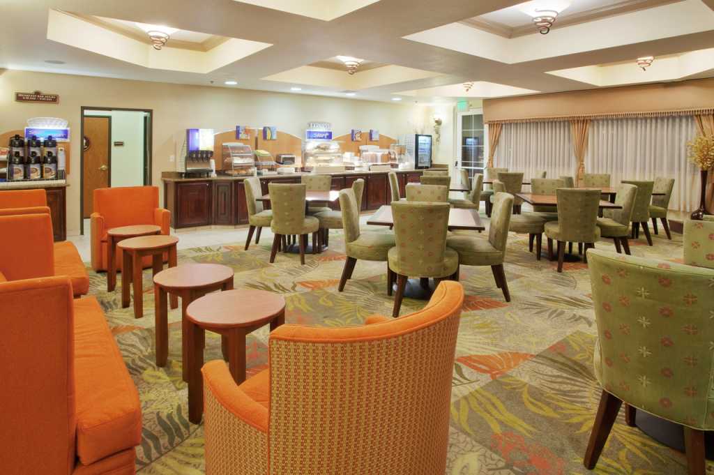 Holiday Inn Express Hotel & Suites