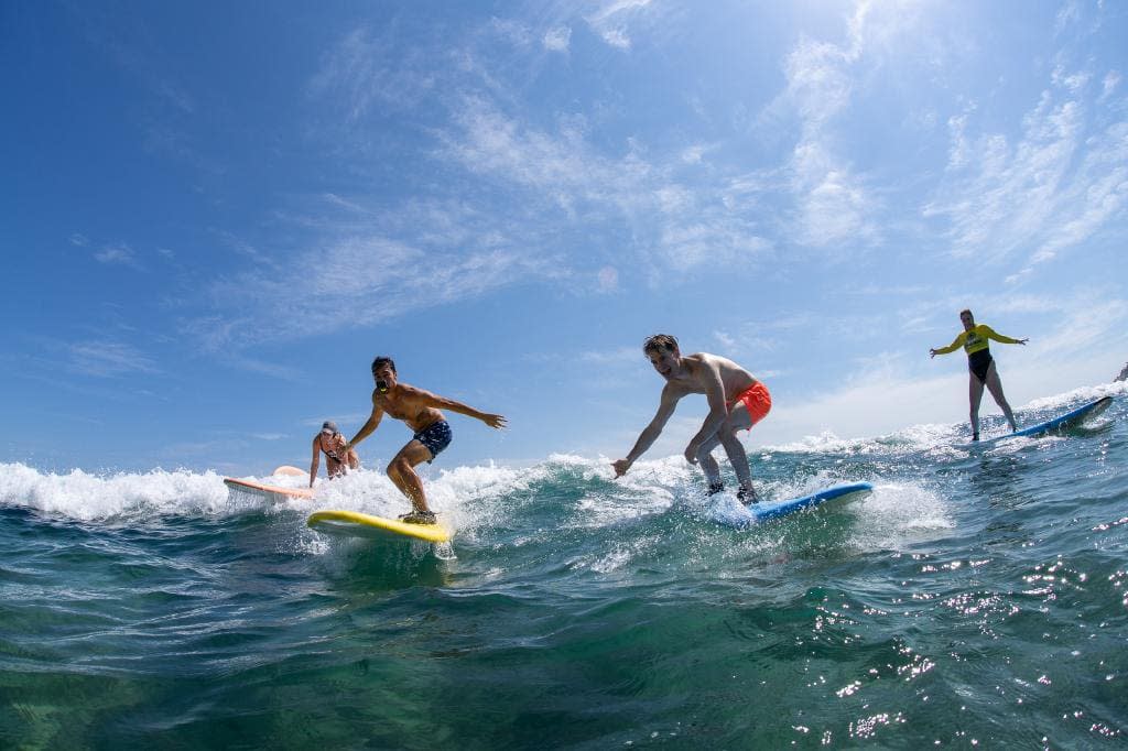 grupo de amigos surfeando