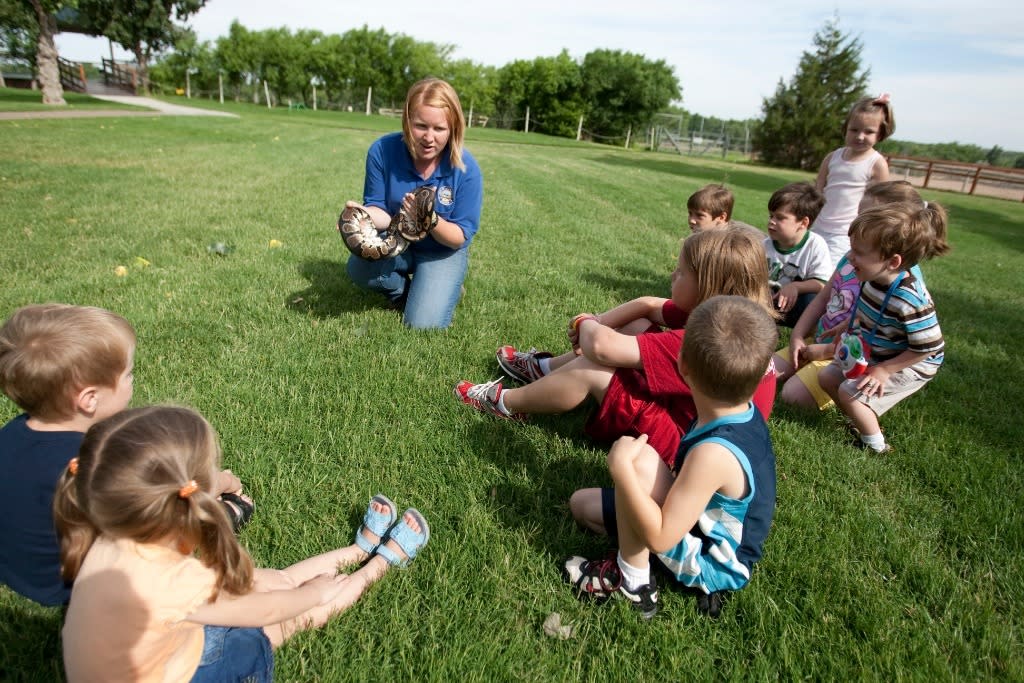 kids looking at snake at the amarillo zoo