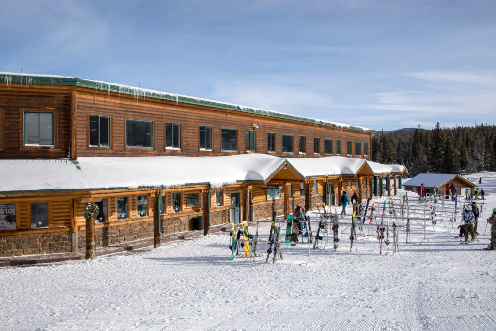 snowy-range-lodge-1024x683