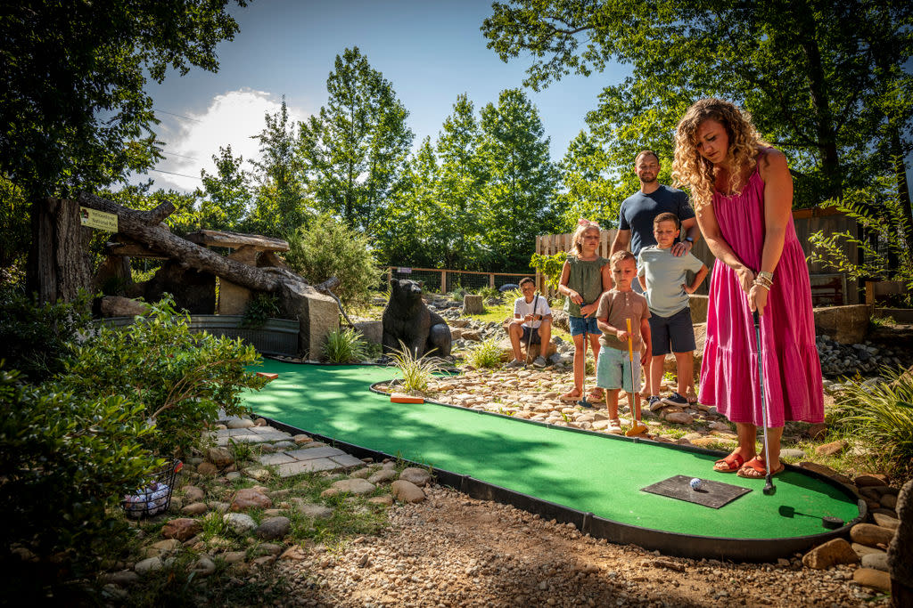 Family playing putt-putt at Tiger World