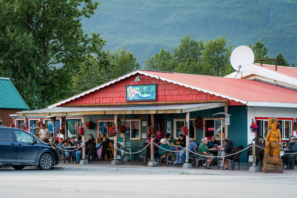 Outdoor dining at a restaurant, mountains in background