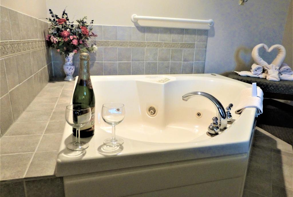 Hearthstone Inn Jacuzzi Suite