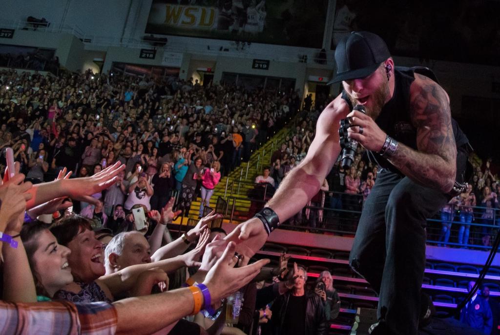 Brantley Gilbert with crowd