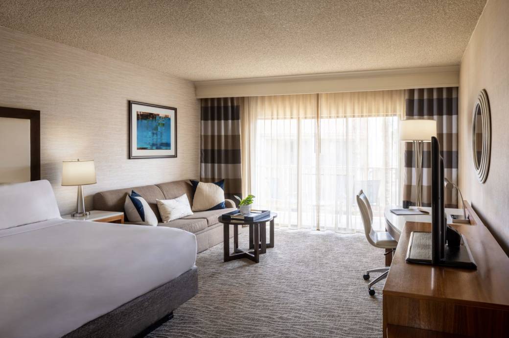 Crowne Plaza San Marcos Golf Resort King Standard Room