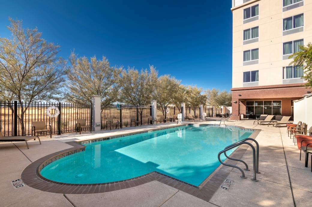 Pool at the Fairfield Inn & Suites by Marriott Phoenix Chandler/Fashion Center