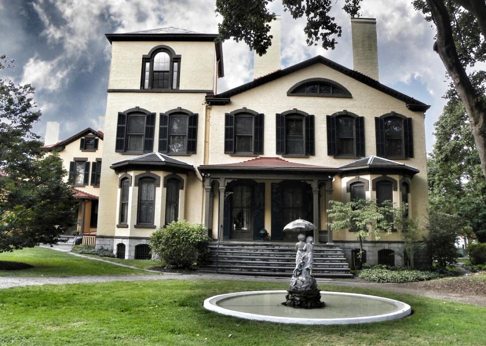 Seward House exterior and fountain