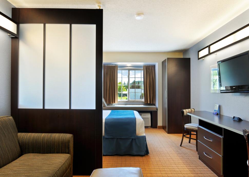 1 Queen Suite