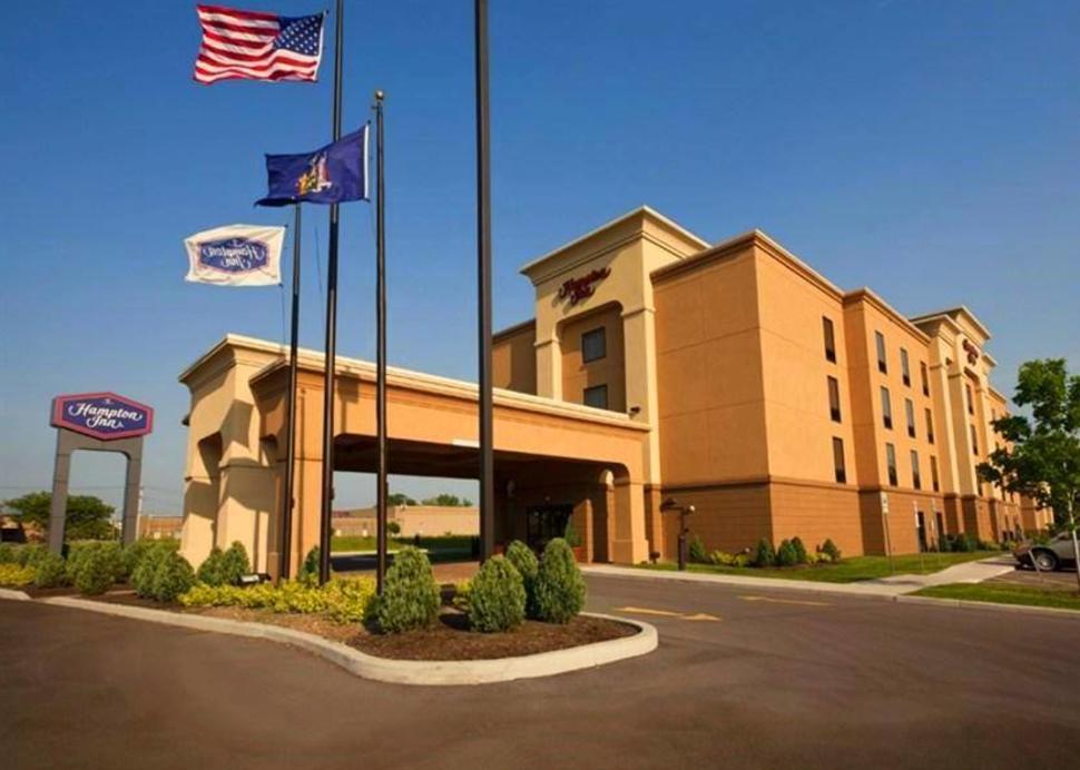 Exterior of the Hampton Inn Rochester Irondequoit