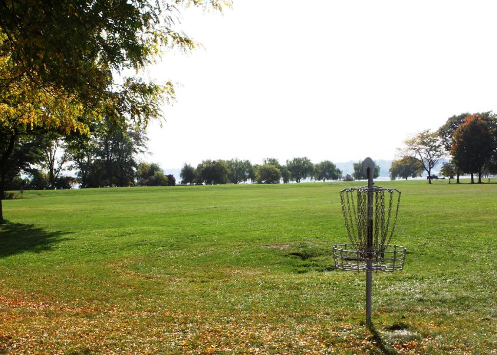 Photo of the outdoor disk golf hole at the course near routes 5 & 20