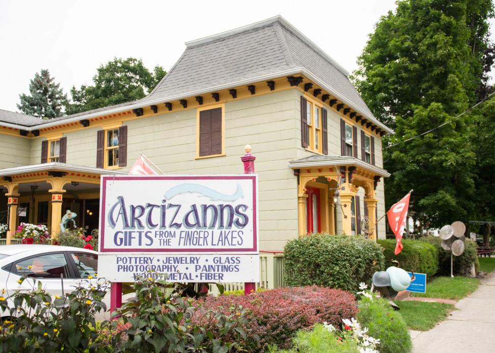 Exterior of Artizanns Gifts in Naples