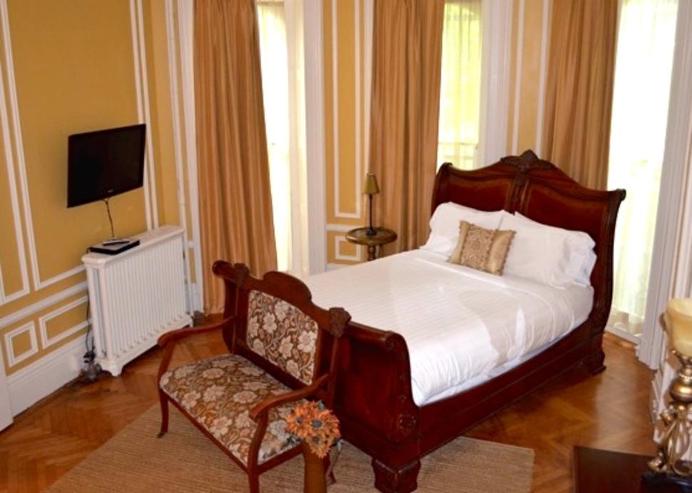 Interior of a room inside of the William Smith Inn in Geneva