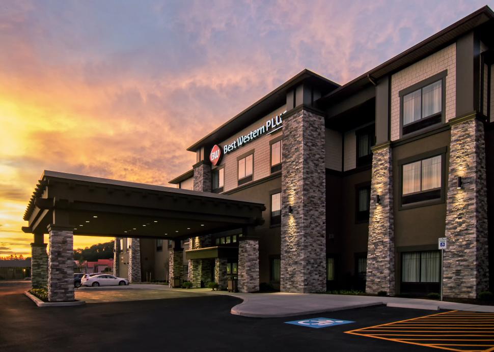Best Western Plus Hammondsport Exterior At Sunset
