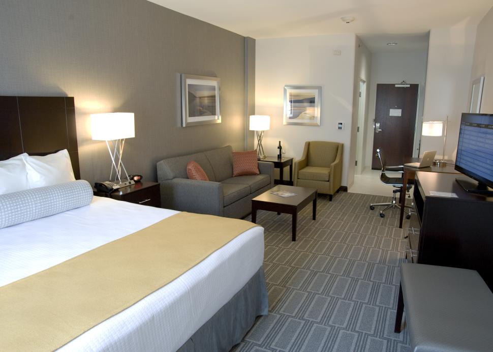 King Suite With Sealy Pillow Top Mattress & Deluxe Linens