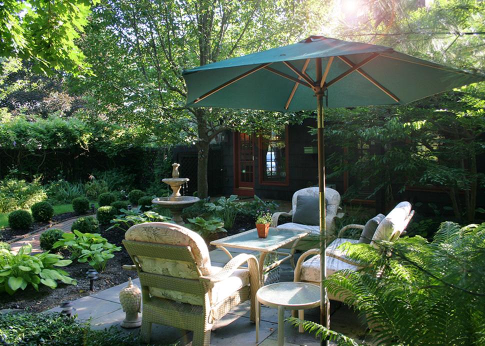 acorn-inn-canandaigua-exterior-patio-garden-table