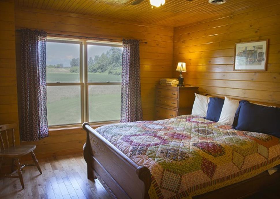 cobtree-vacation-rentals-canadice-king-room