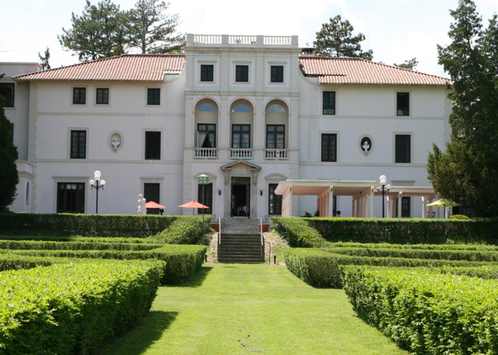 finger-lakes-geneva-on-the-lake-geneva-exterior-building-garden-view