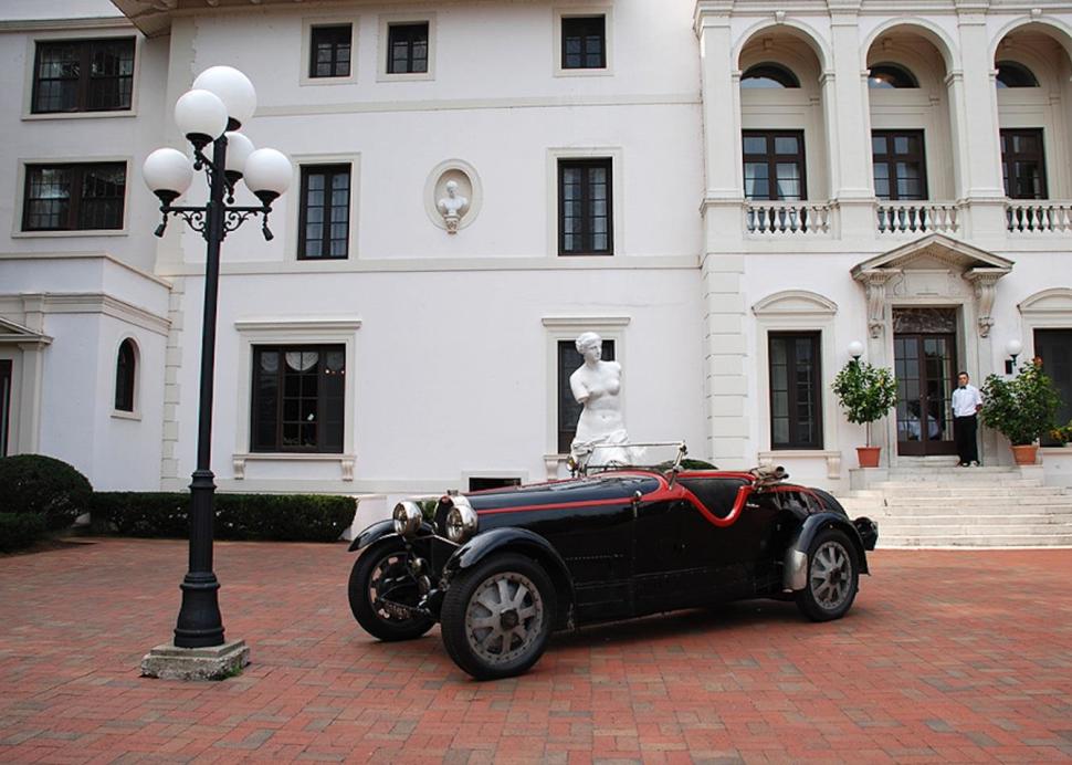 A classic car parked out front of Geneva on the Lake