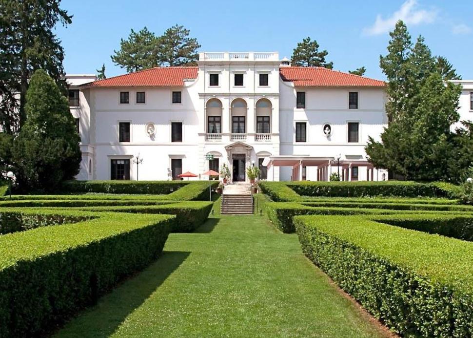 Exterior of the Geneva on the Lake Mansion