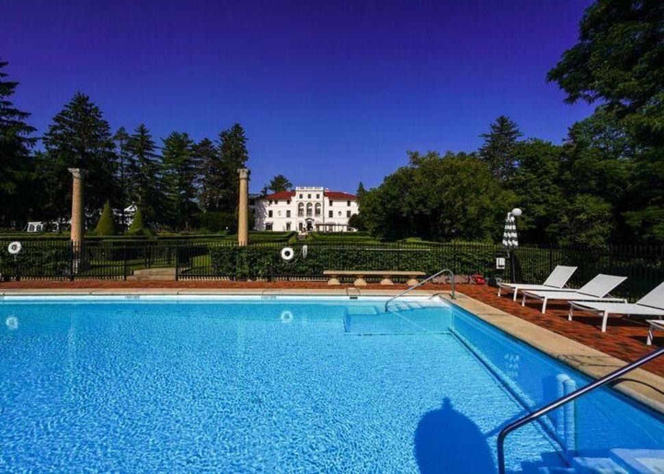 Photo of a blue pool at Geneva on the Lake
