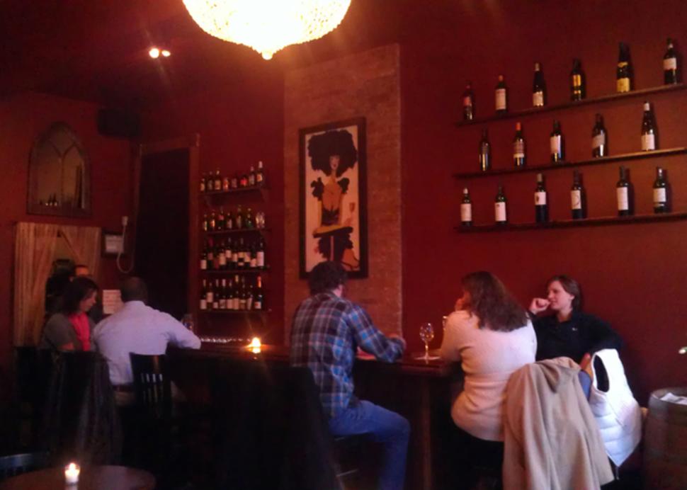 il-posto-canandaigua-interior-people