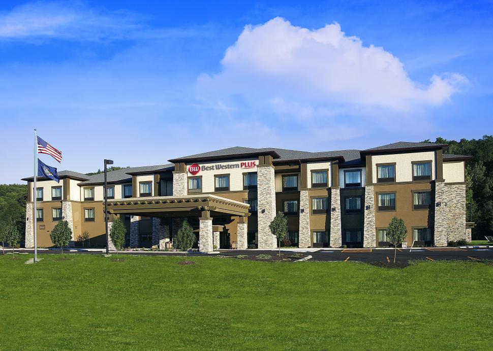 Best Western Plus Hammondsport Exterior On A Sunny Day
