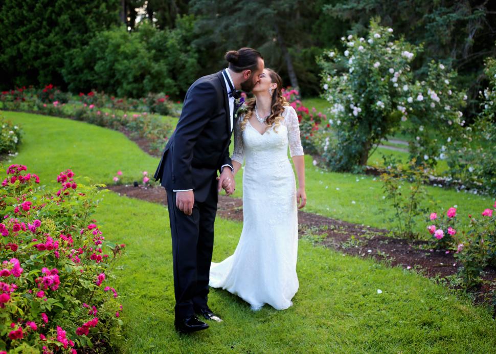 A bride and groom kiss within the gardens at Sonnenberg Mansion