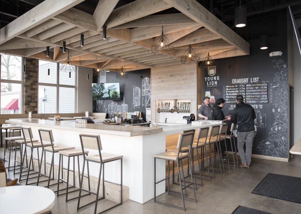 young-lion-brewing-canandaigua-interior-bar