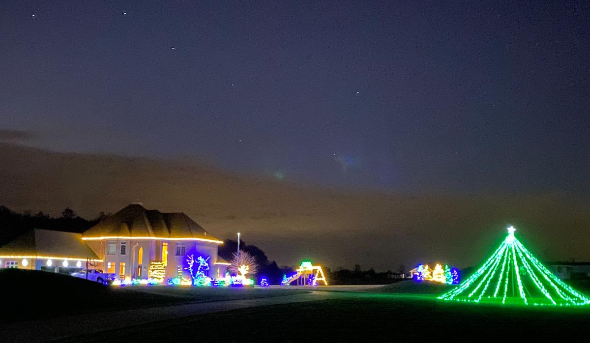 Pantalla de luces navideñas en 14235 Pulver Road en Fort Wayne, Indiana