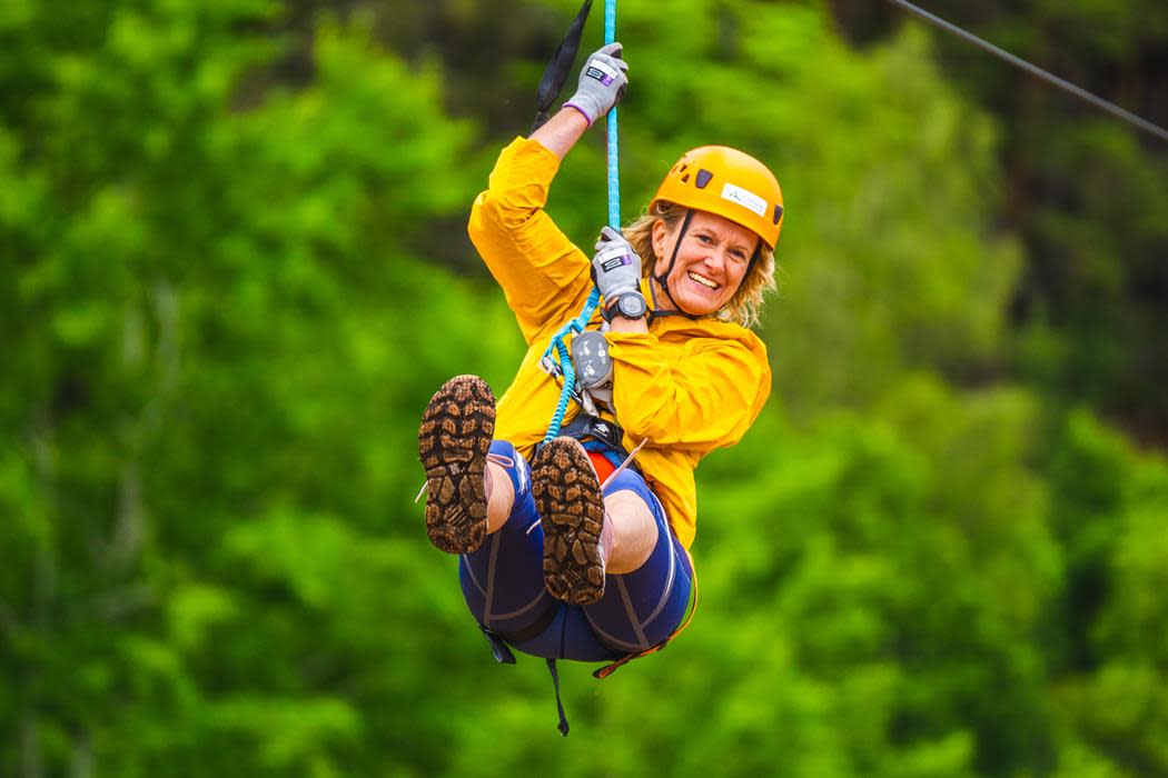 Kvinne smiler i zip line