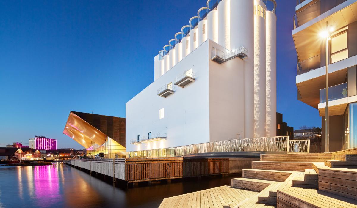 kunstsilo sett fra sjøsiden