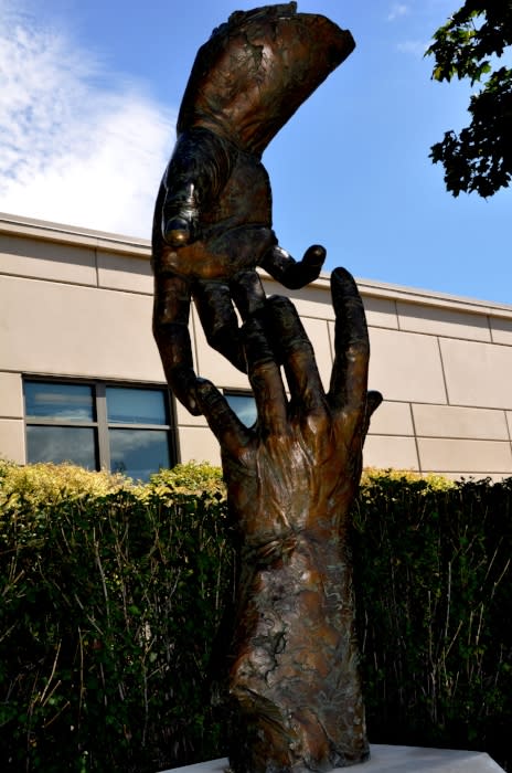 Caring-Hands-Statue