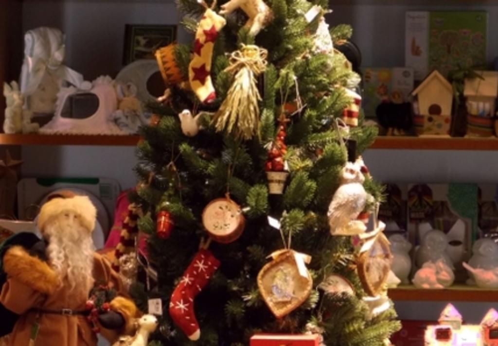 bayou bend shops tree