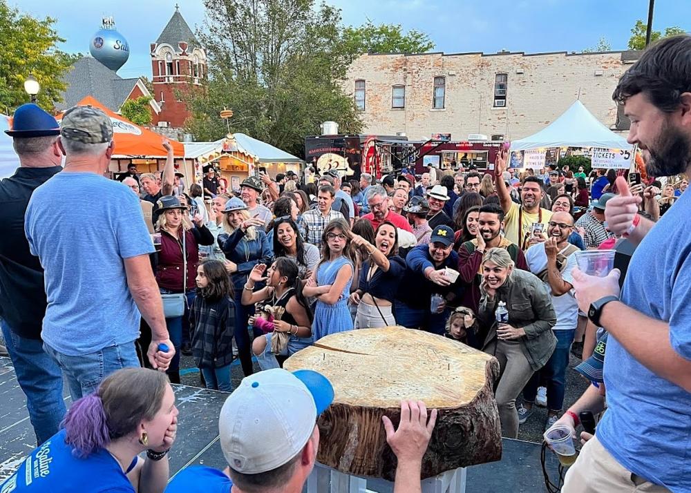 Saline oktoberfest crowd