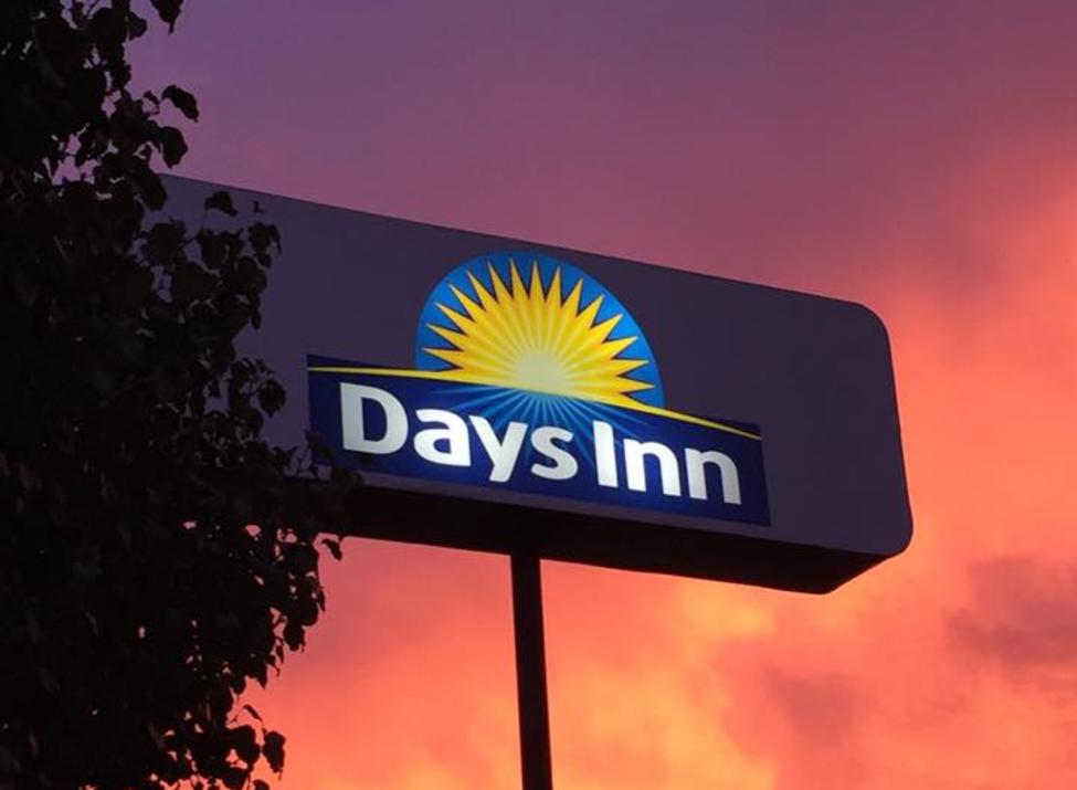 Days Inn Sign