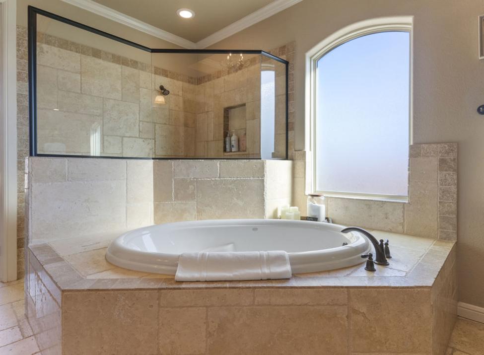 Master en-suite Jacuzzi