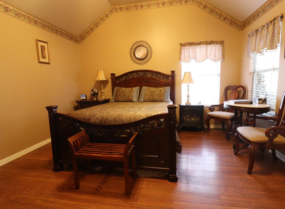 Royal Oak - Queen Bed Cottage