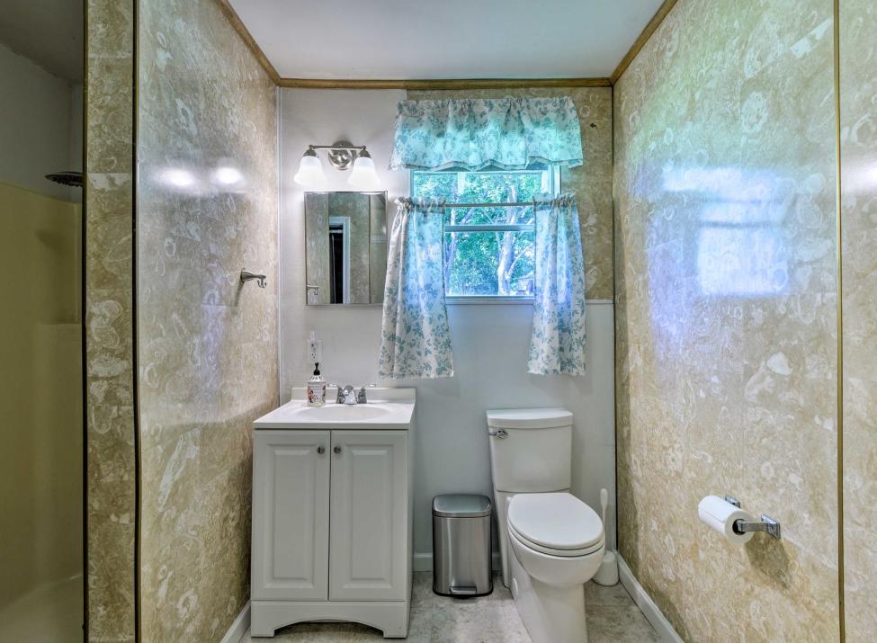 Lake Front Separate Guesthouse Powder Bath