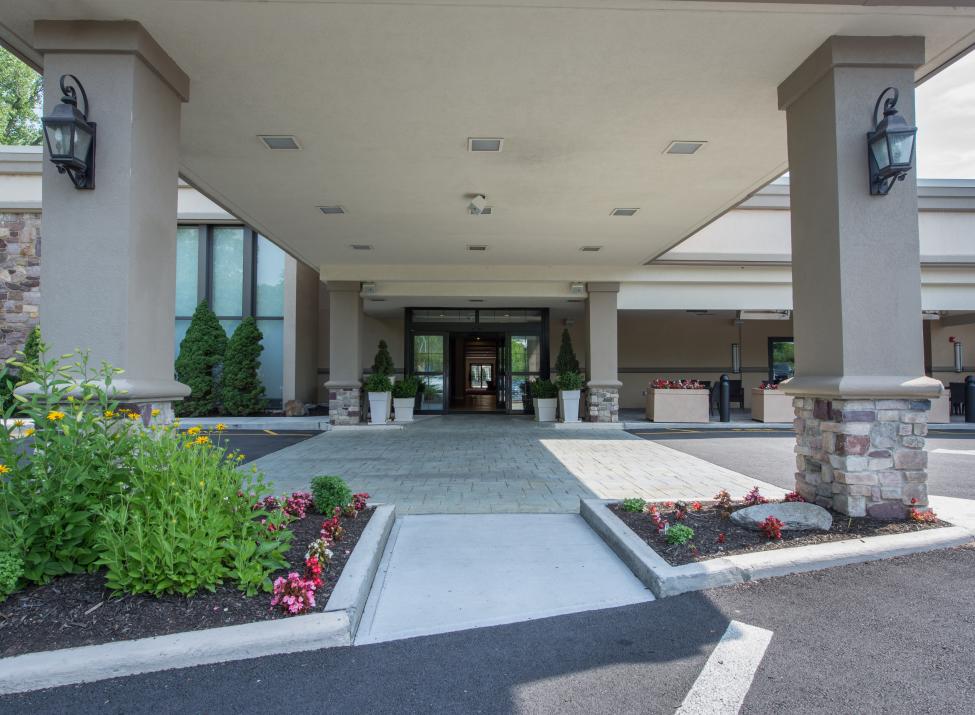 Holiday Inn Mount Kisco EXT entrance