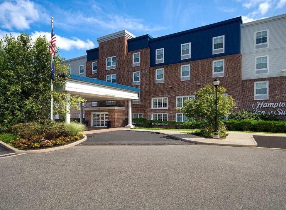 Hampton Inn front entrance