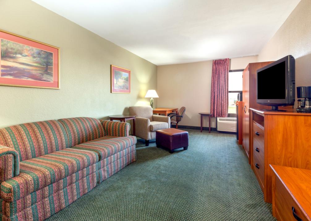 Baymont Inn & Suites East- King Suite