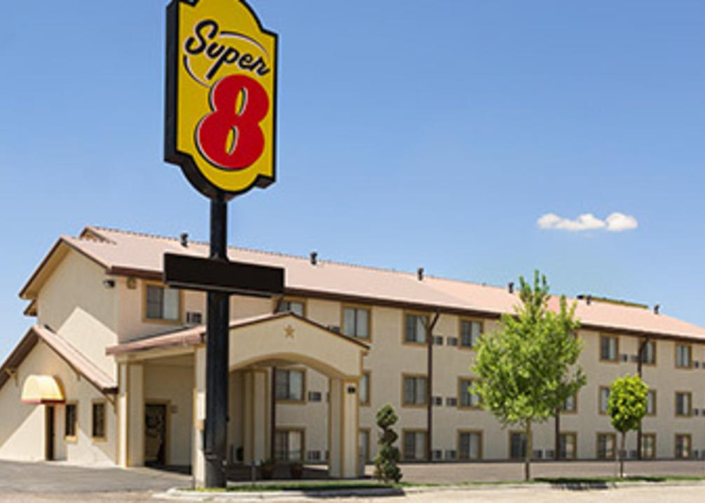 Super 8 East (Lakeside)