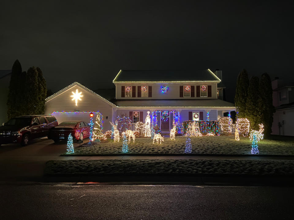  Esposizione della luce di Natale a 7523 Ct scarlatto. a Fort Wayne, Indiana