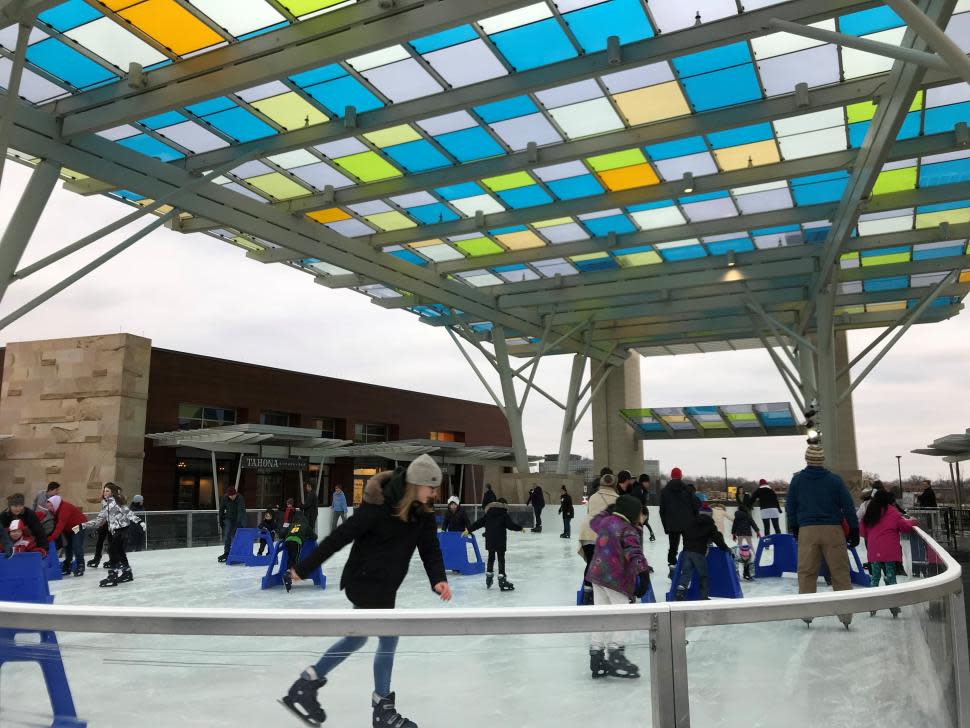 People ice skating at the ice rink at Summit Park (photo: CincinnatiUSA.com)