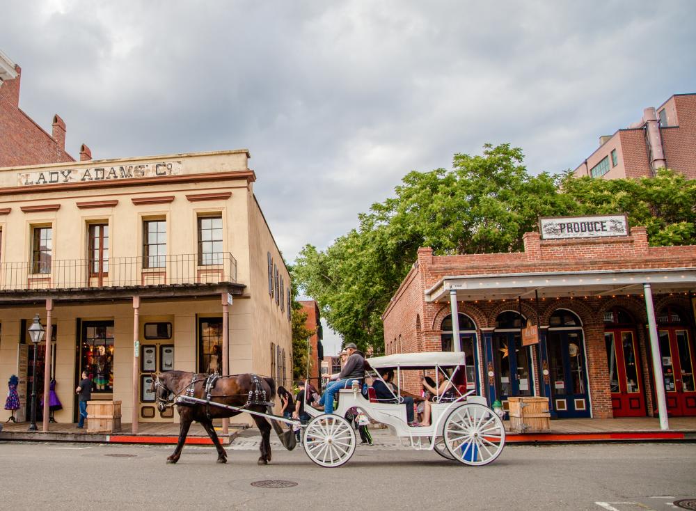 horse drawn carriage in old sacramento