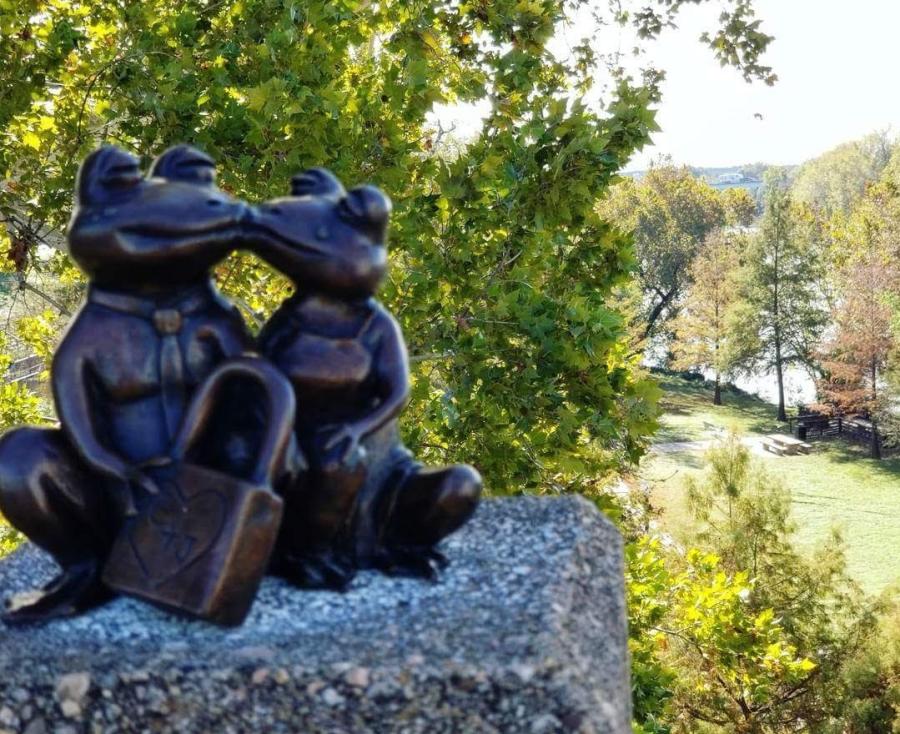 Toadally Kissing Statue In Bastrop, TX