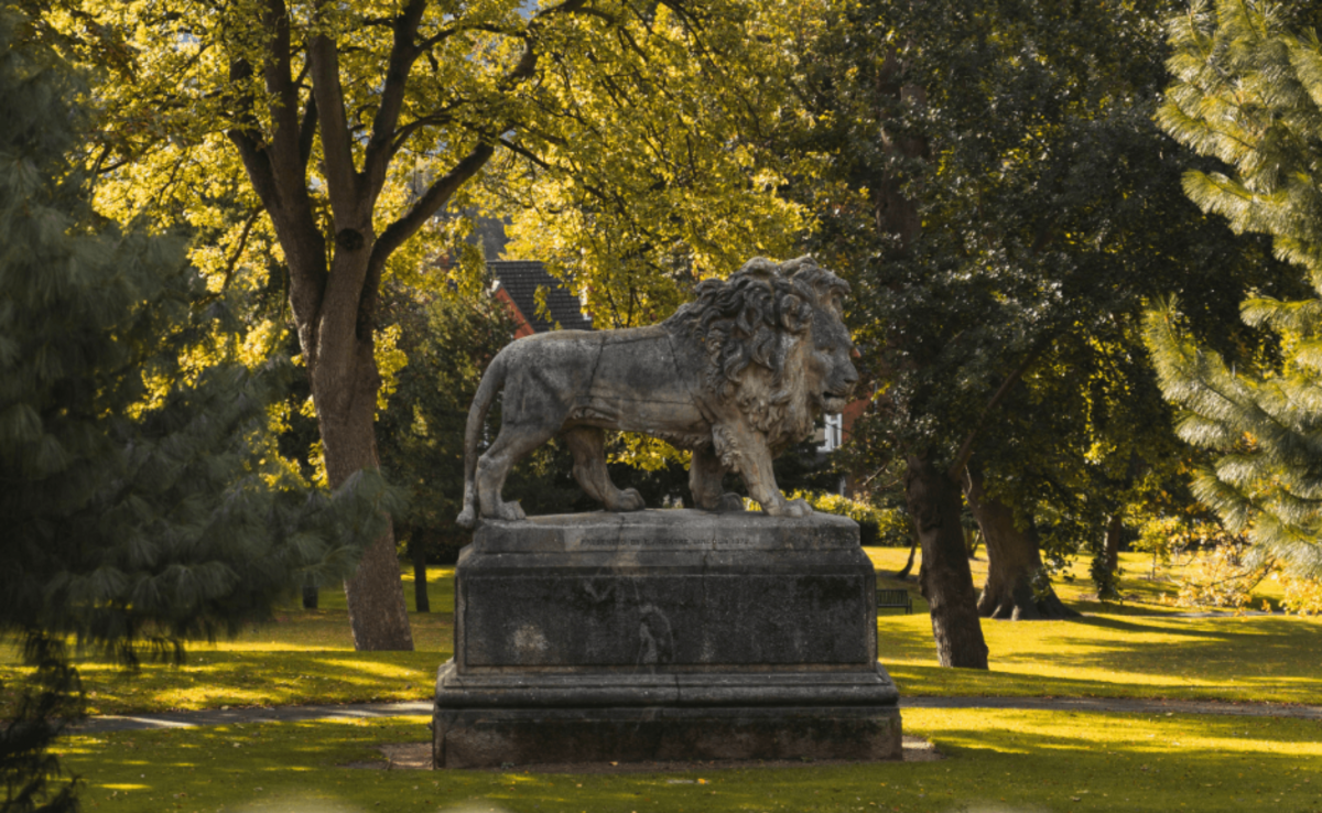 A statue of a lion called Arboretum.
